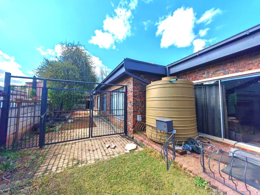 5 Bedroom Property for Sale in Fichardt Park Free State